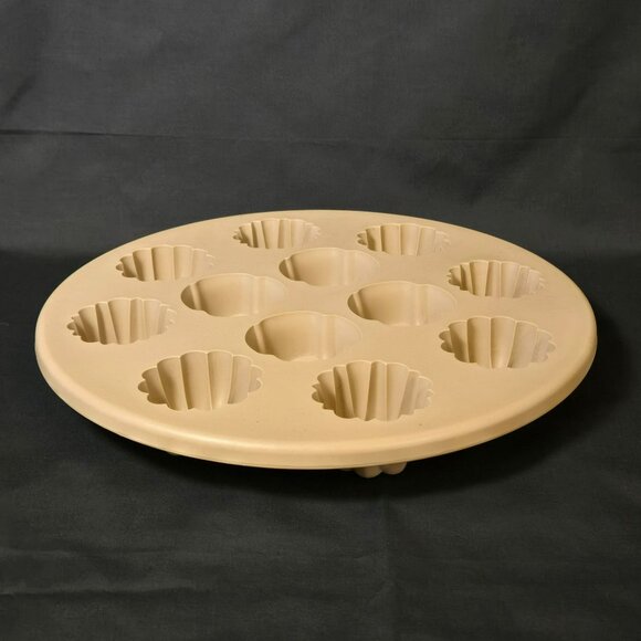 Pampered Chef Silicone 13" Round 12 Muffin Cupcake Dessert Pan Mold Flower #1613 - Picture 3 of 8